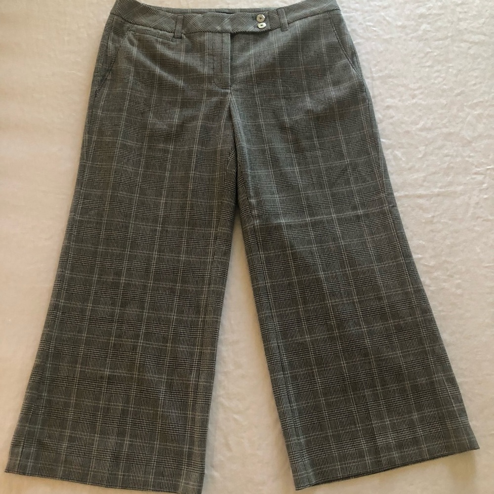 White House Black Market Black and Cream Plaid Cropped Dress Pants size 8.